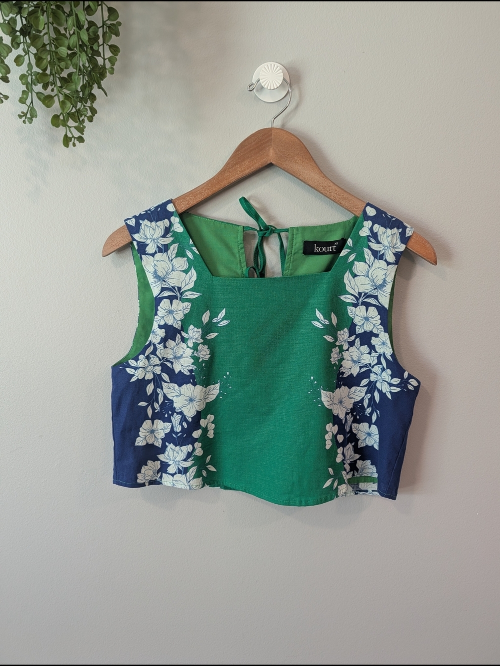 Kourt Green & Navy Floral Crop Tank Top Xs